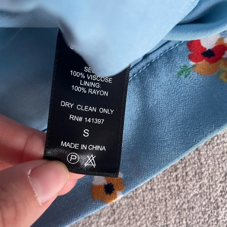 ASTR Faye Cropped Tie Front Blue Floral Button‎ Up Top Small - Image 4