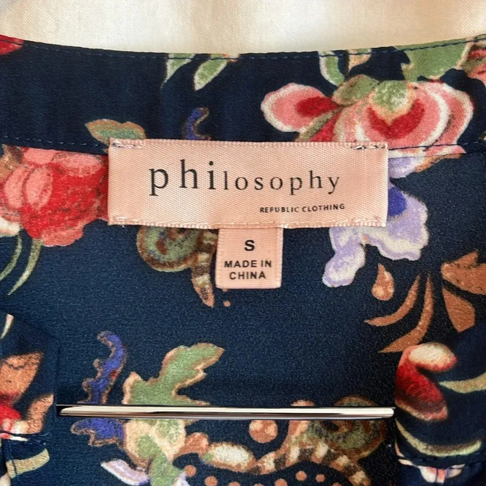 Philosophy V Neck Rolled Cap Sleeve Multi Color Floral Blouse - Image 2