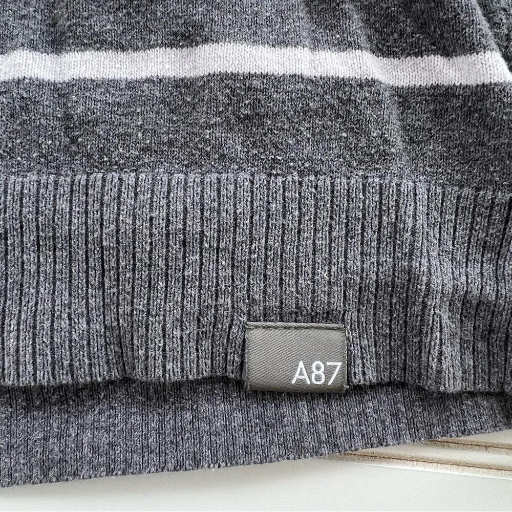 Aeropostale Gray & White Stripe Long Sleeve V-Neck Knit Sweater size L - Image 7