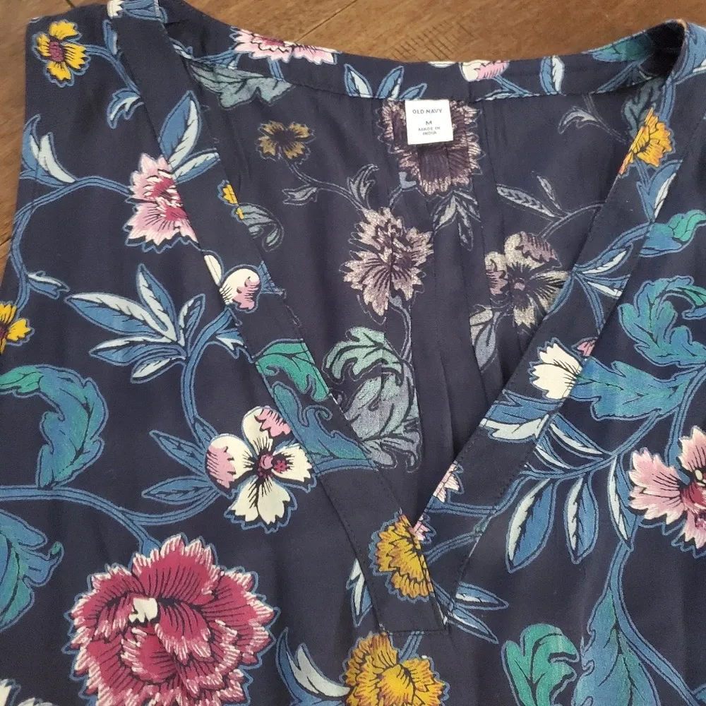 V-Neck sleeves tank size medium new by Old Navy flower pattern Navy blue , purpl - Image 4