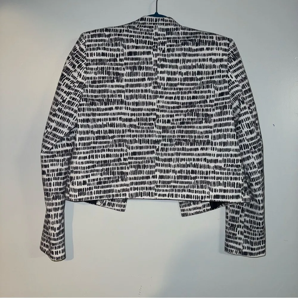 Calvin Klein‎ Cropped Black and White Hatch Mark Notch Collar Blazer size 4 - Image 2