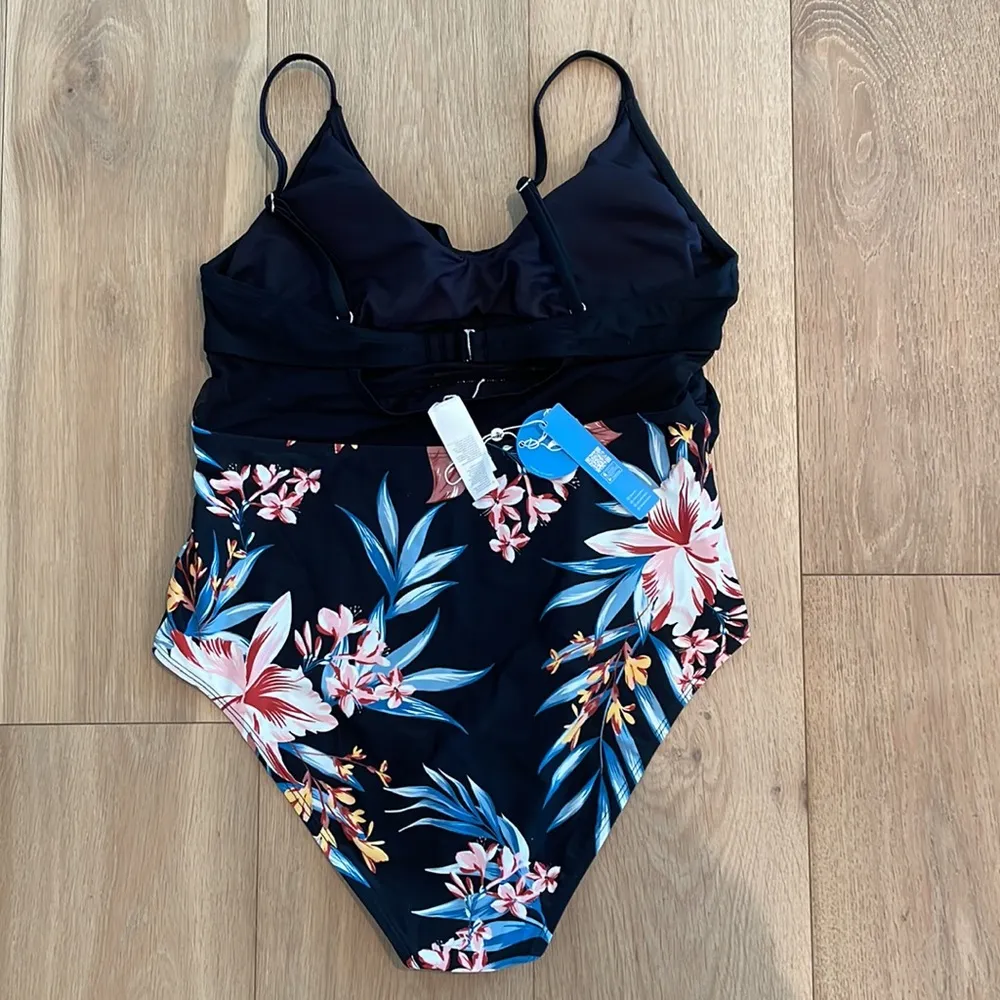 Cupshe black and tropical floral one piece swimsuit NEW WITH TAGS - Image 4