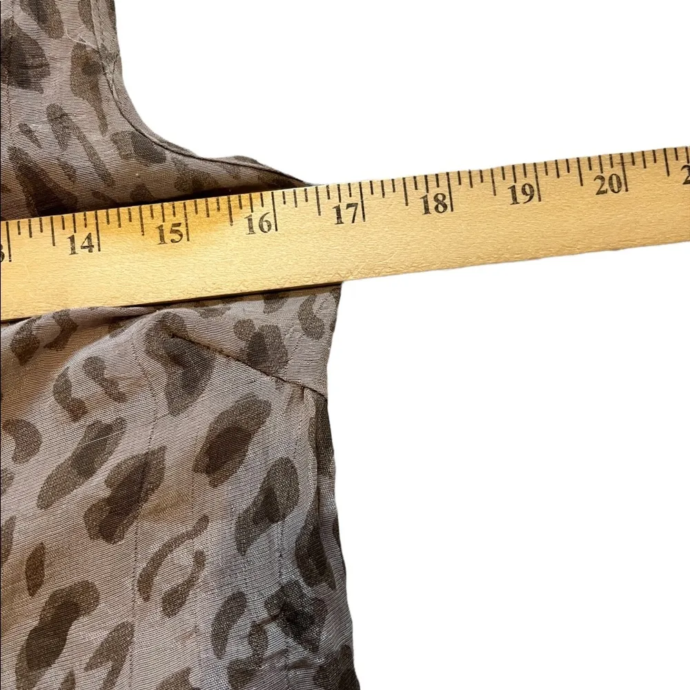 Cecico beige and brown animal print flowy sleeveless blouse size medium - Image 5
