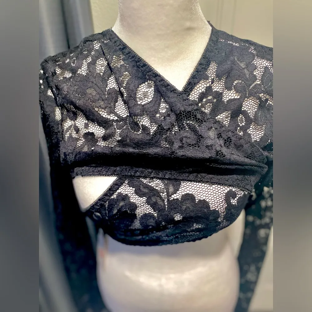 NWT TLGAVQUEEN Women’s Black Floral Lace Long Sleeve Top Mesh VNeck Top / Shirt Size M - Image 6