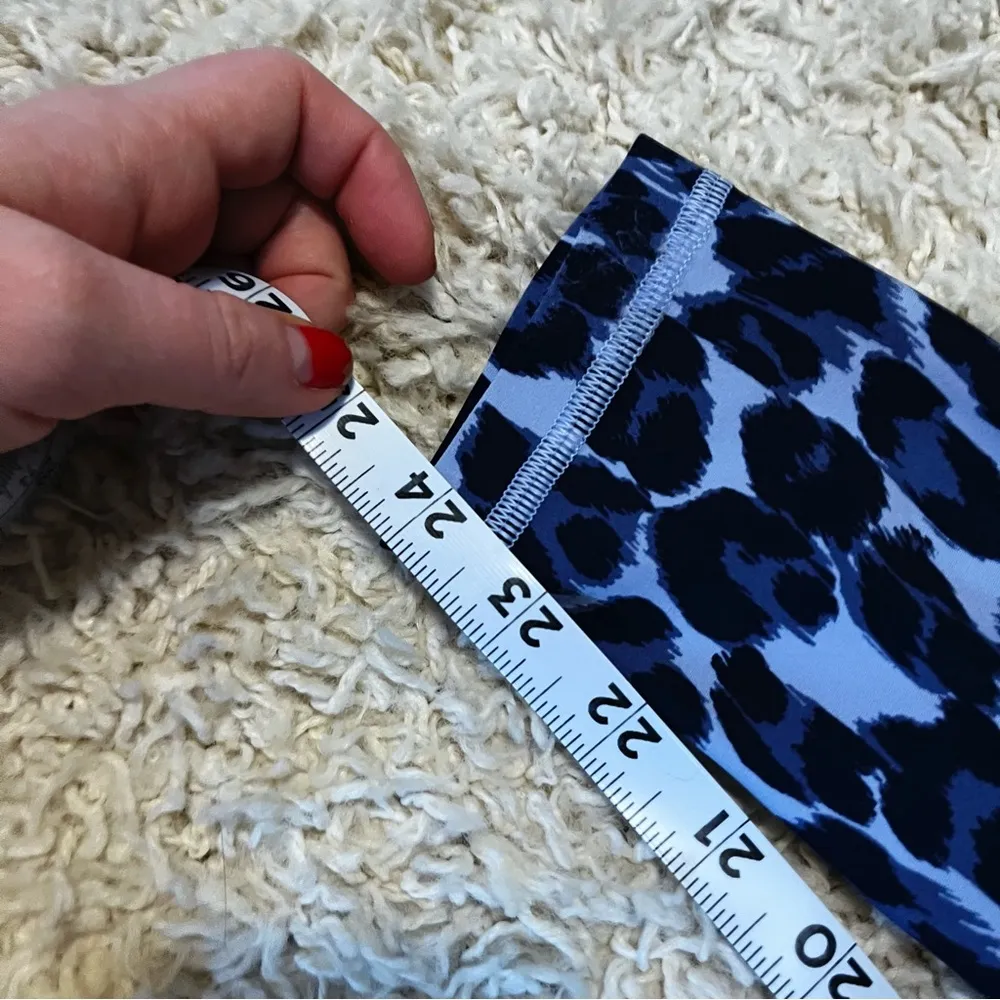 aerie cross over blue leopard print leggings size xs - Image 4