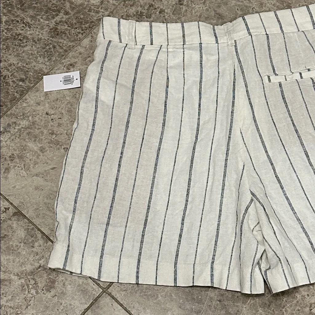 Old Navy Extra High Waisted Taylor Trouser Shorts 5” NEW Navy Stripe Medium - Image 11