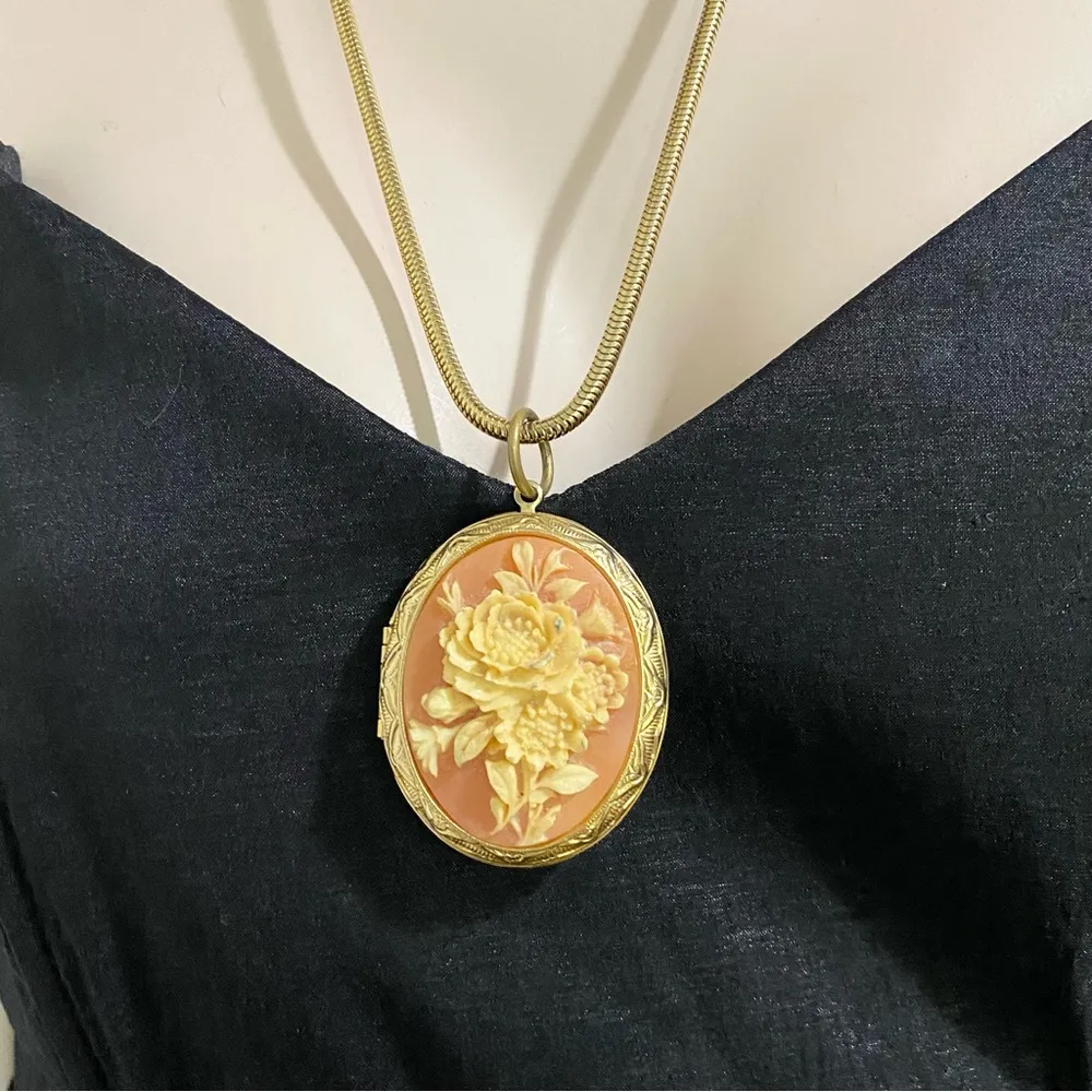 Vintage Flower Cameo Locket Pendant Gold - Image 3
