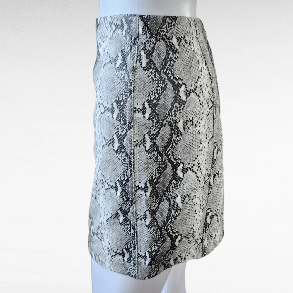 Wild Honey Gray & Ivory Reptile Faux Leather Mini Skirt Size Medium - Image 3