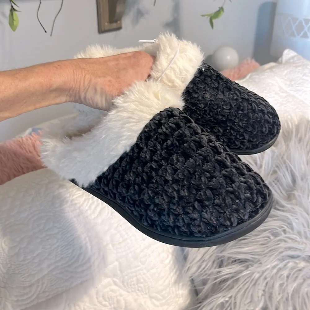 Comfy White Fleece Lined Slippers Black Memory Foam - Image 10