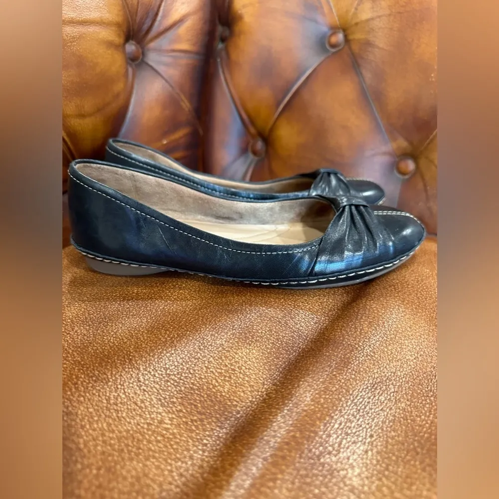 EUC NATURALIZER black flat ballerina leather shoes with white stitches Sz 6 - Image 3