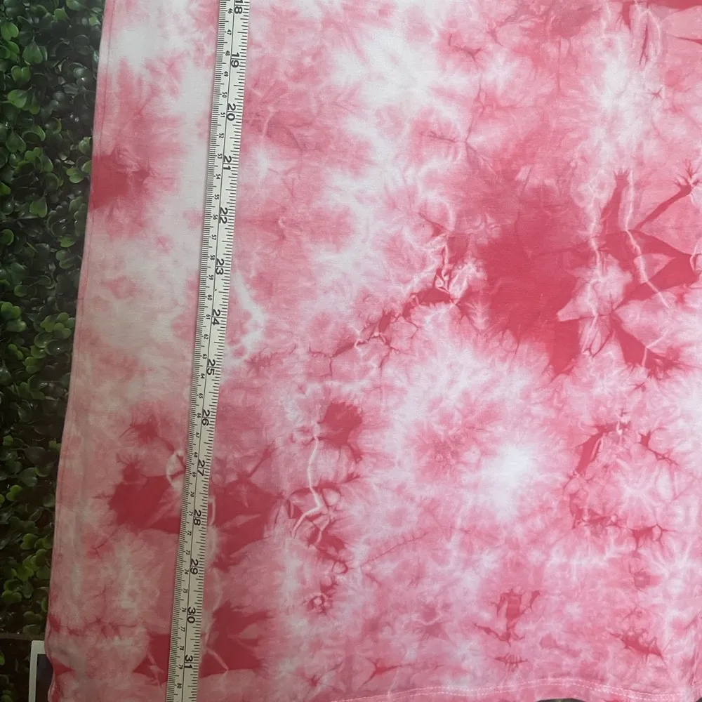 Guess Short Sleeve Longline Logo Oversized Tee. - Image 4