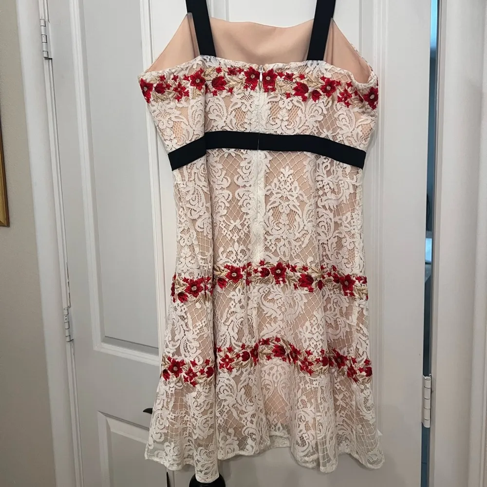 White Paloma Embroidered Lace Dress Size medium - Image 3