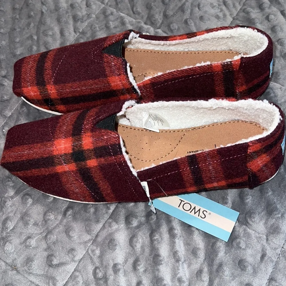 TOMS size 8 women’s Belmont red plaid with faux shearling slip on new NWT - Image 9