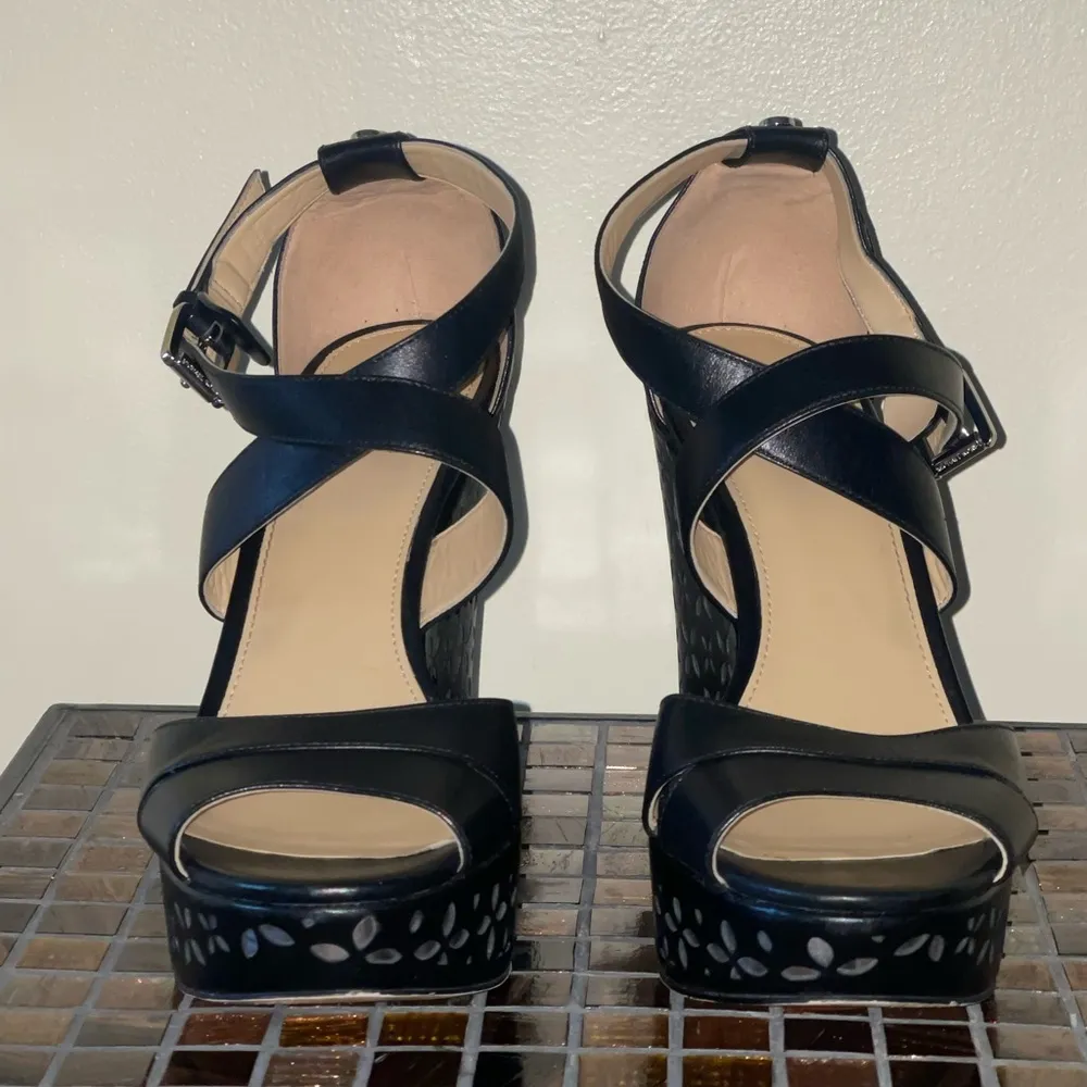 Michael kors Gabriella wedge. Good condition. Beautiful!
Size 8.5 - Image 3