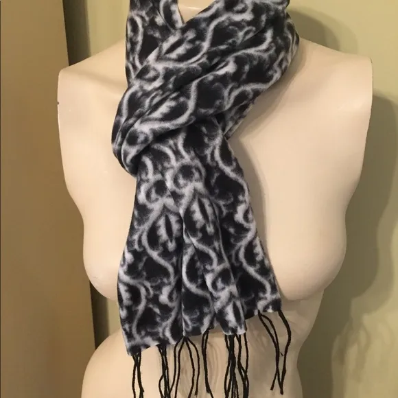 🎀ELEGANT FLEECE SCARF🎀WORN ONCE🎀 - Image 2
