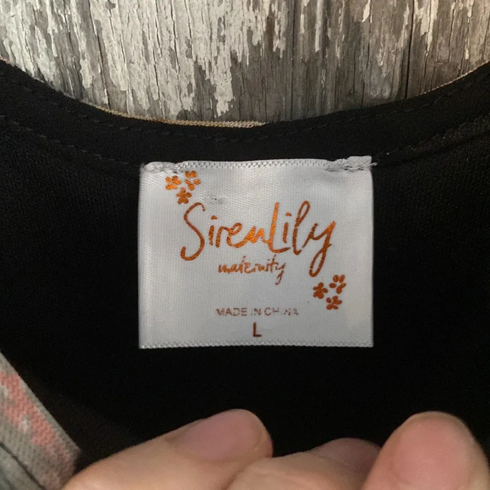 Maternity Sirenlily black floral back bow midi dress - Image 4