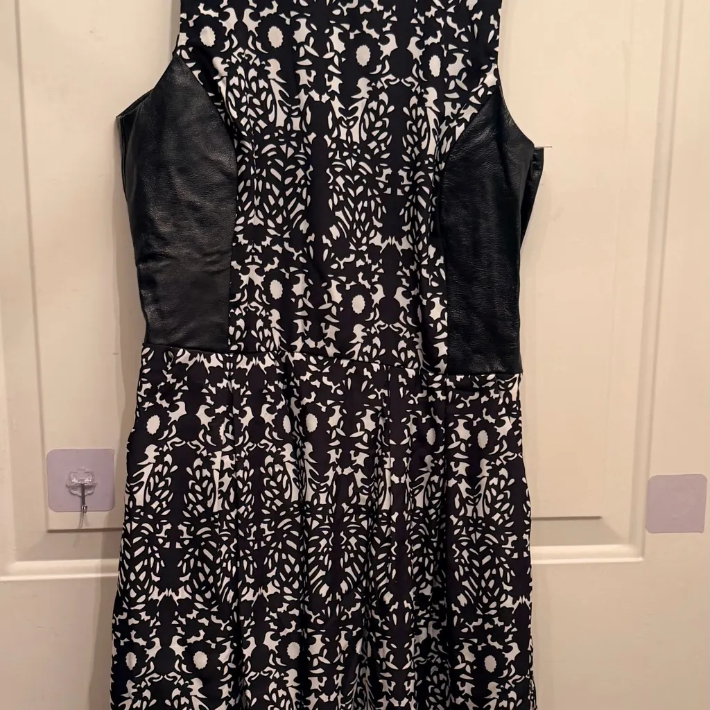 HUNTER BELL Black and White abstract print with leather trim sleeveless dress - Image 6