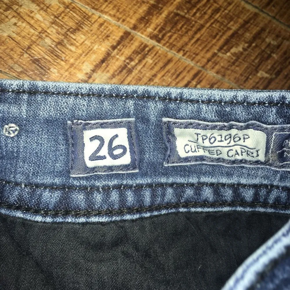 Miss Me bling fantasy border size 26 cuffed Capri jeans - Image 4