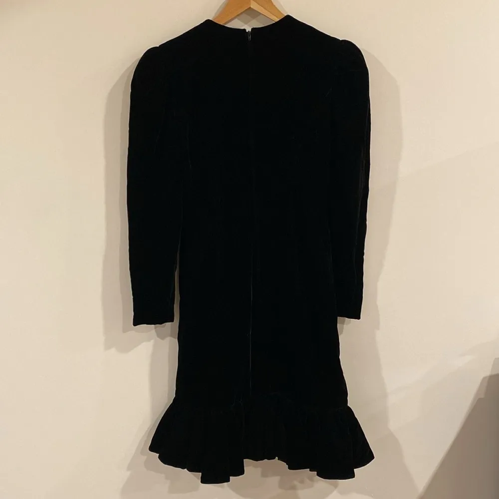 A Julie Durochie After Five Velvet Dress ruffle hem Gold gem buttons Sz 8 Black - Image 4