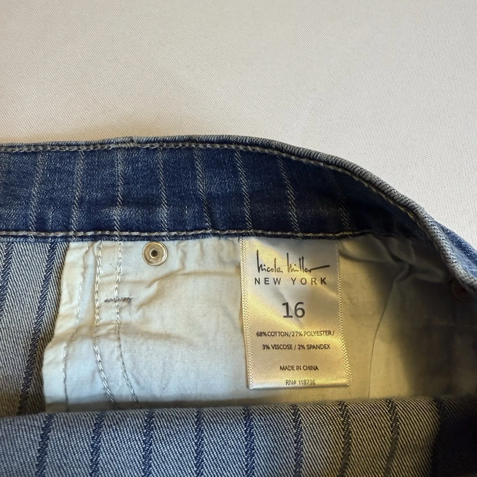 Nicole Miller Womens Pinstripe Tribeca Rolled Cuff Mid Rise Denim Shorts Sz 16 # - Image 8