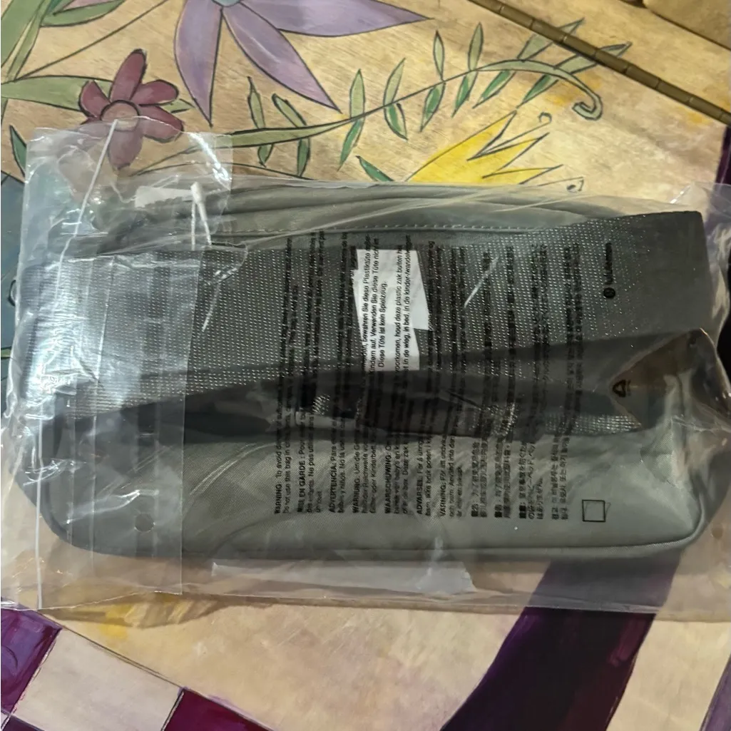 Lululemon Unisex Everywhere Army Green Belt Bag - Image 10