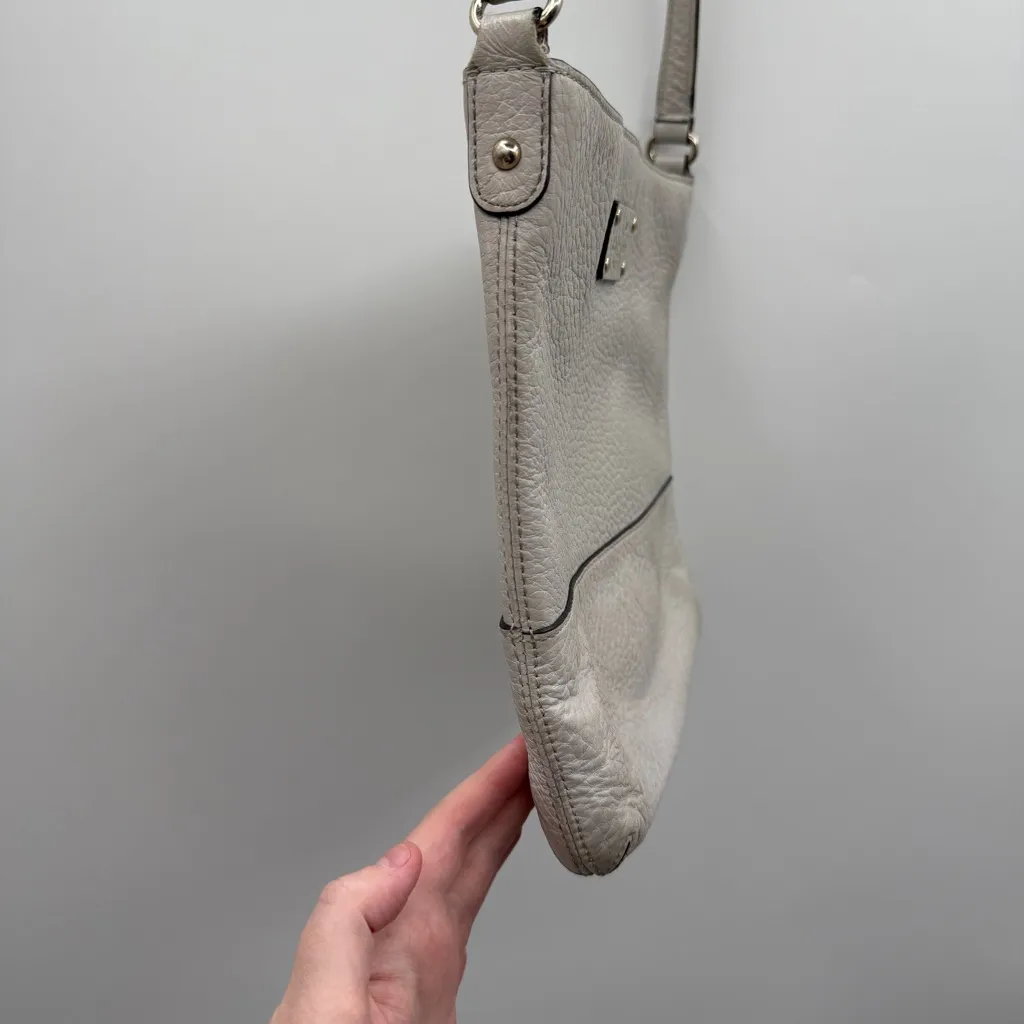 Kate‎ Spade Bag Bay Street Cora Pebbled Leather Beige Gray Crossbody - Image 6