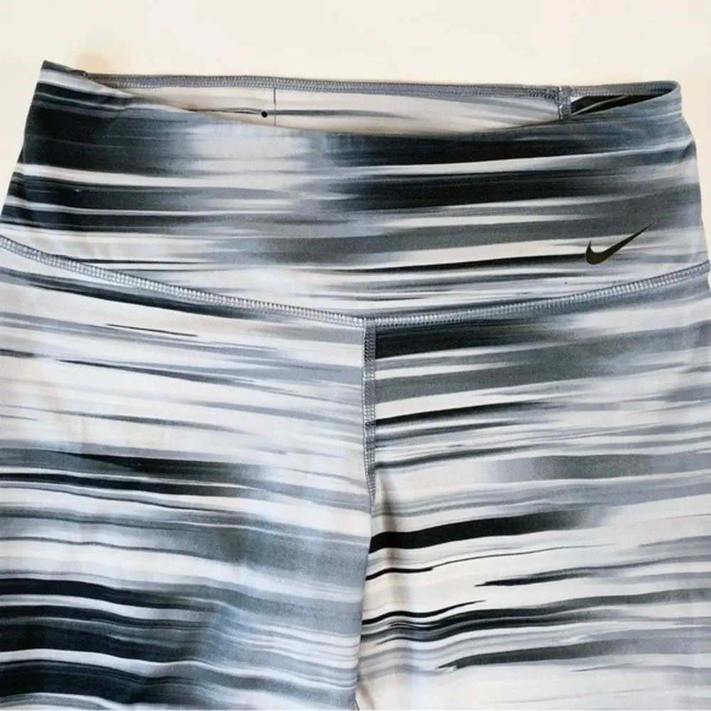 Nike Dri Fit Leggings 2.0 Swift Crop Capri Small Black White Gray Quick Dry - Image 2