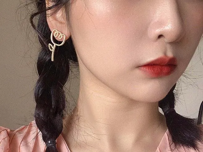 Hollowed Flower Stud Earrings Gold - Image 4