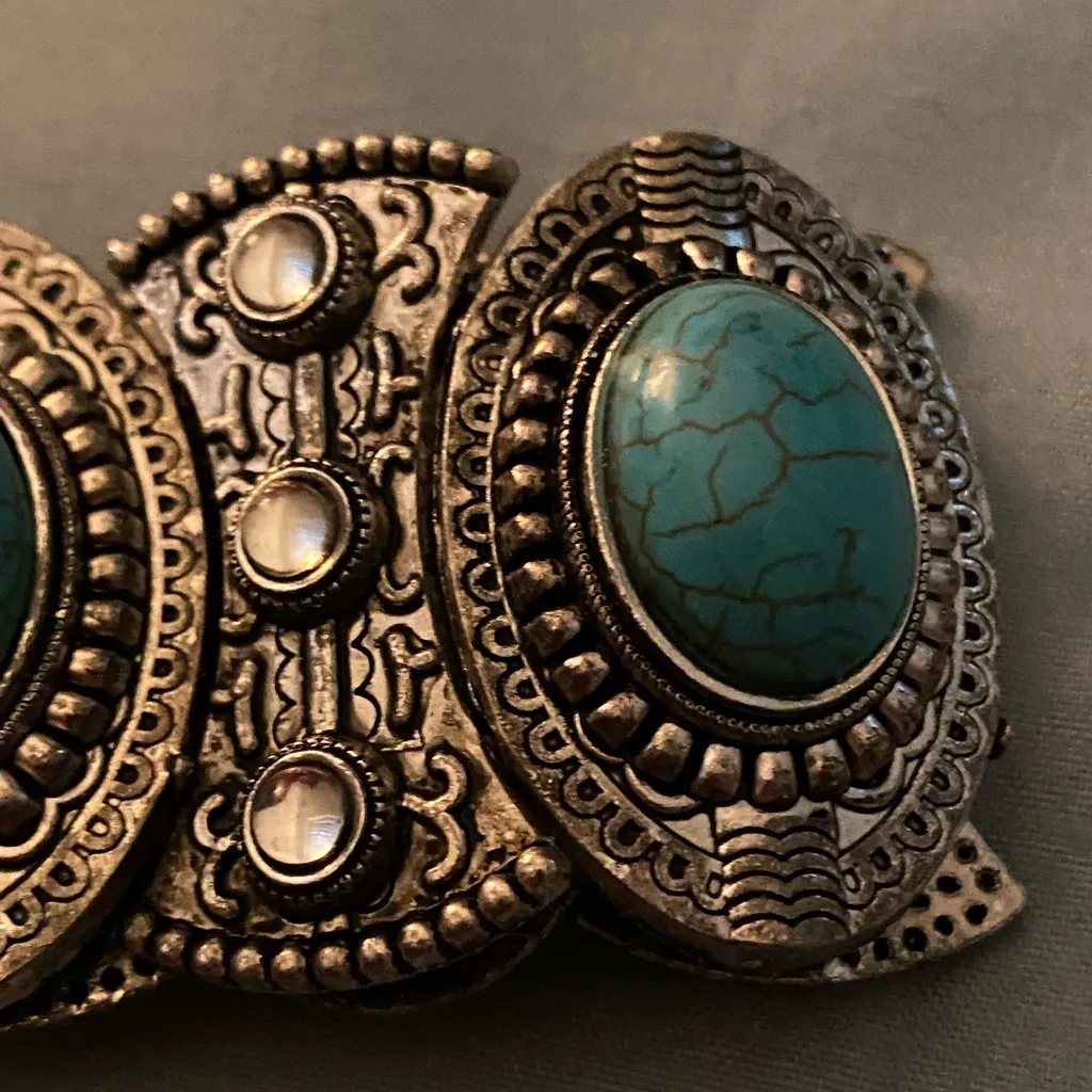 7.5” To 10” Stretch Bracelet Chunky Silver Tone & Turqouse Beads 1.5” H Panels Blue - Image 4