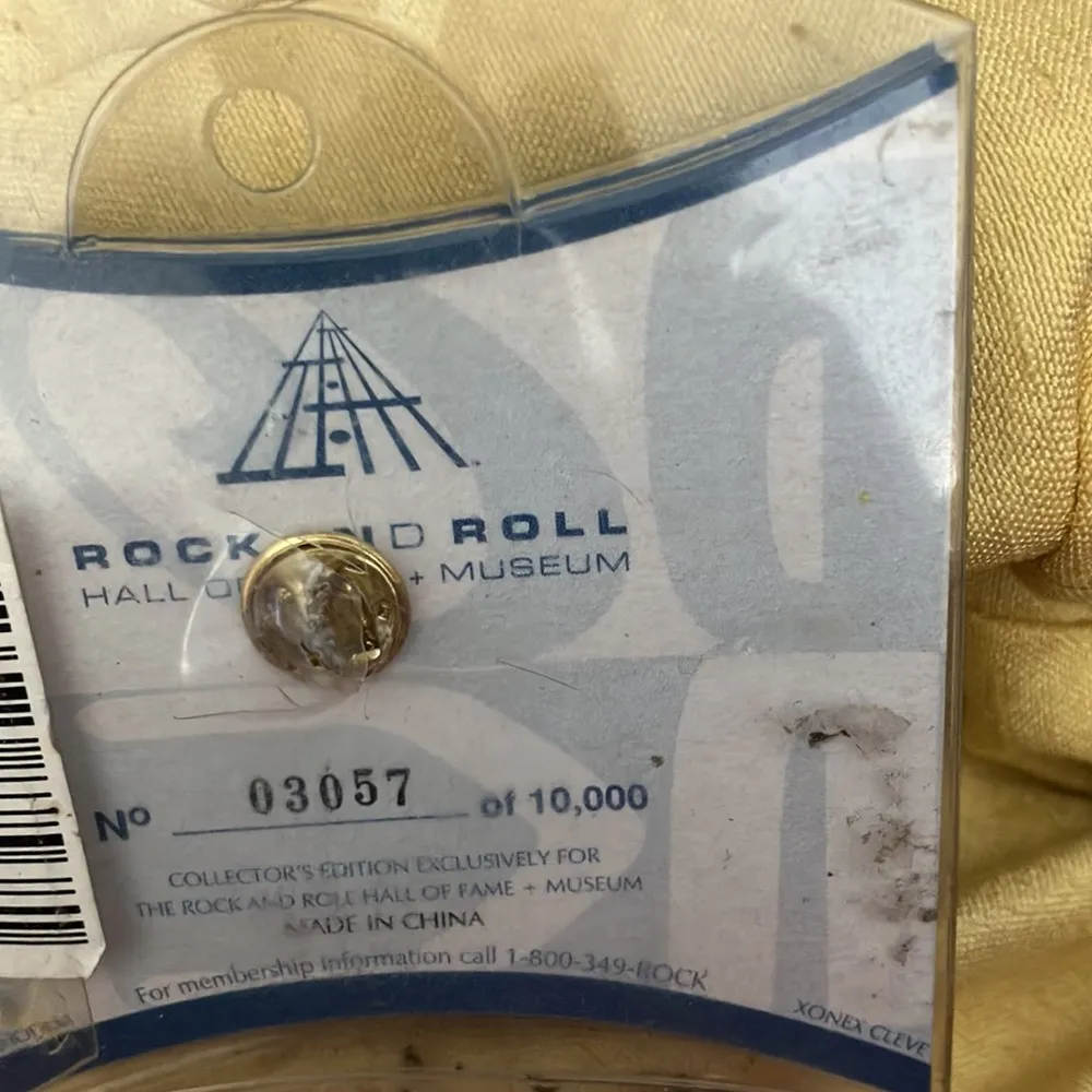 Rock and roll hall of fame tac pin Gold - Image 3