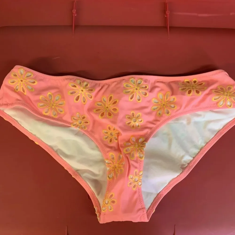 Victoria’s Secret Eyelet Strapless Hipster Bikini Size 36A/S Coral NEW - Image 8