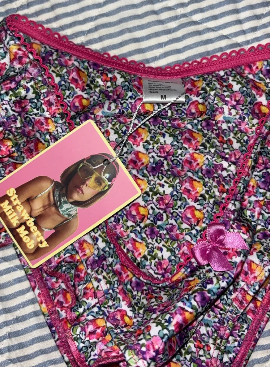 Strawberry Milk mob Swim bottoms Size M - Image 5