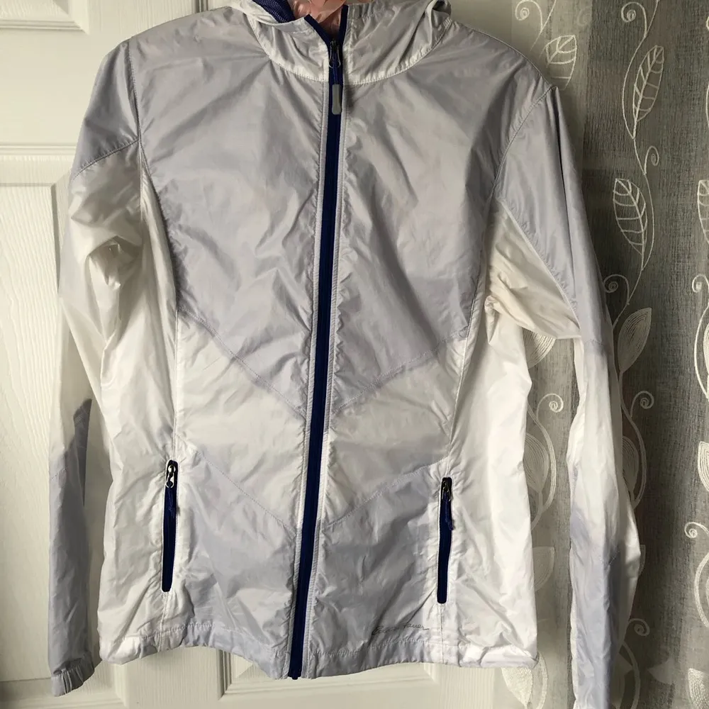 Eddie Bauer windbreak active wear sports jacket with hoodie, size xs - Image 4