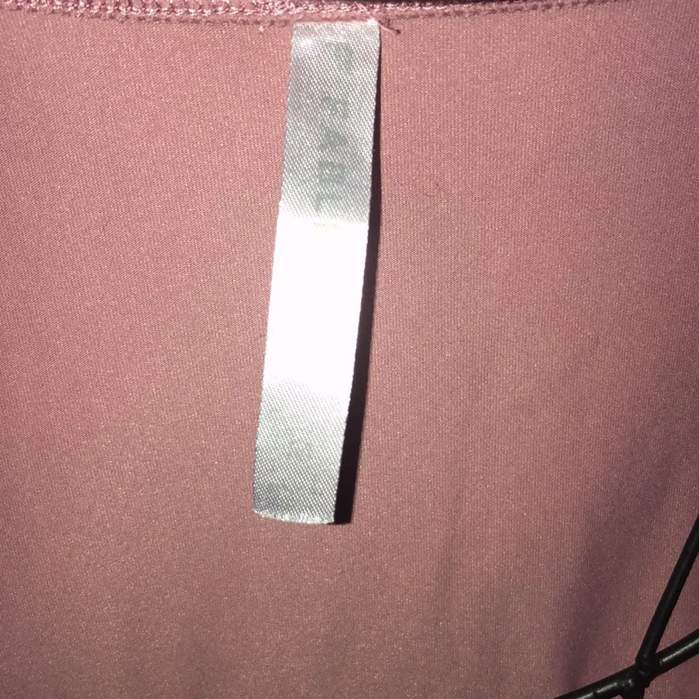 Fabletics Cashel Long Sleeve Shirt Adjustable Ruched Sleeve Orchid Pink Medium​​ - Image 5