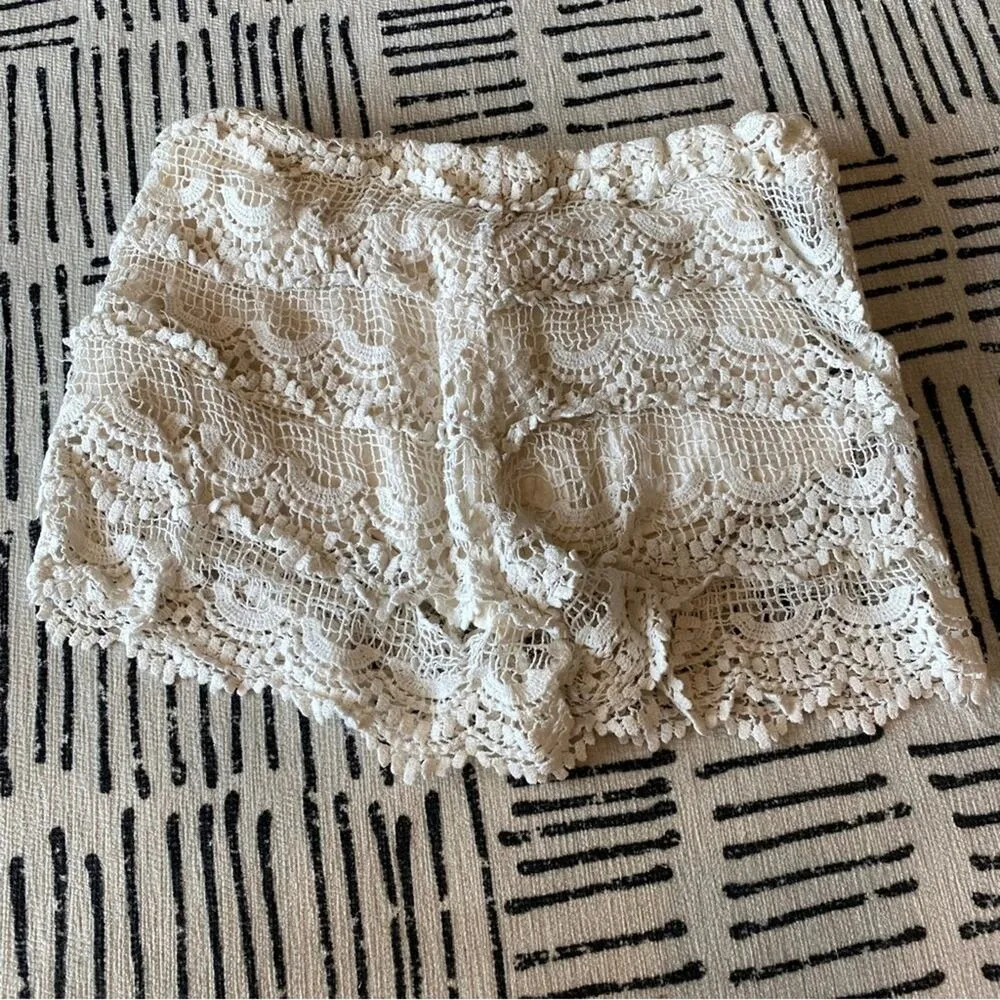 Zara Embroidered Lace Shorts Cream Small - Image 4