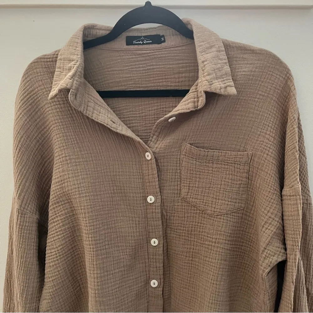 Trendy Queen 100% Rayon Breathable Fabric Long Sleeve Button Down. Size Medium - Image 3