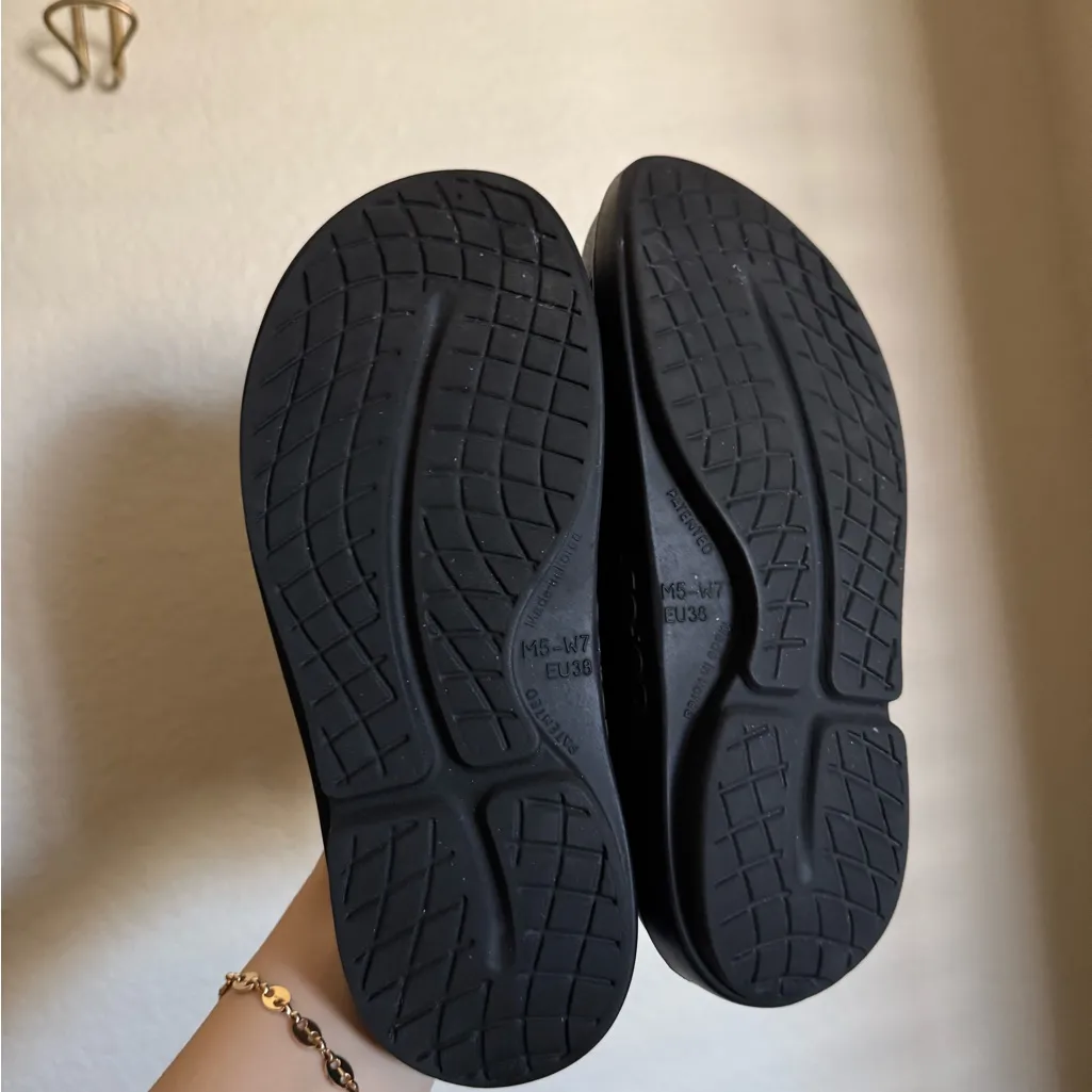 OOFOS Adults’ OOcloog Clogs M5/W7 in Black Mules‎ Size 7 - Image 5