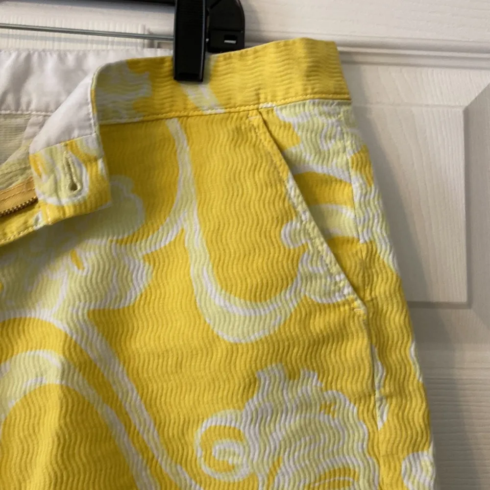 Lilly Pulitzer Women’s Shorts size 14 please see all photos color gold/white - Image 2