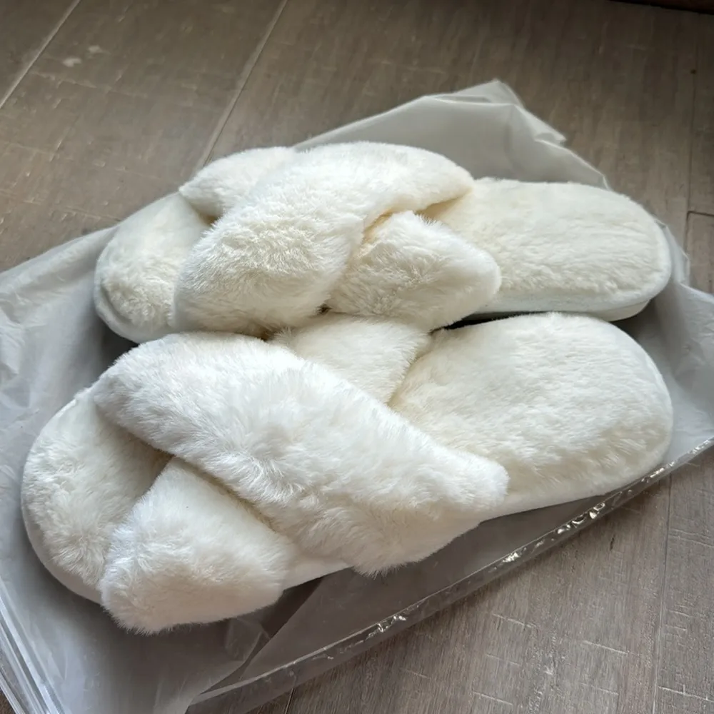 White Fuzzy Slippers Bridesmaid Wedding Shoes Sz 8 - Image 2