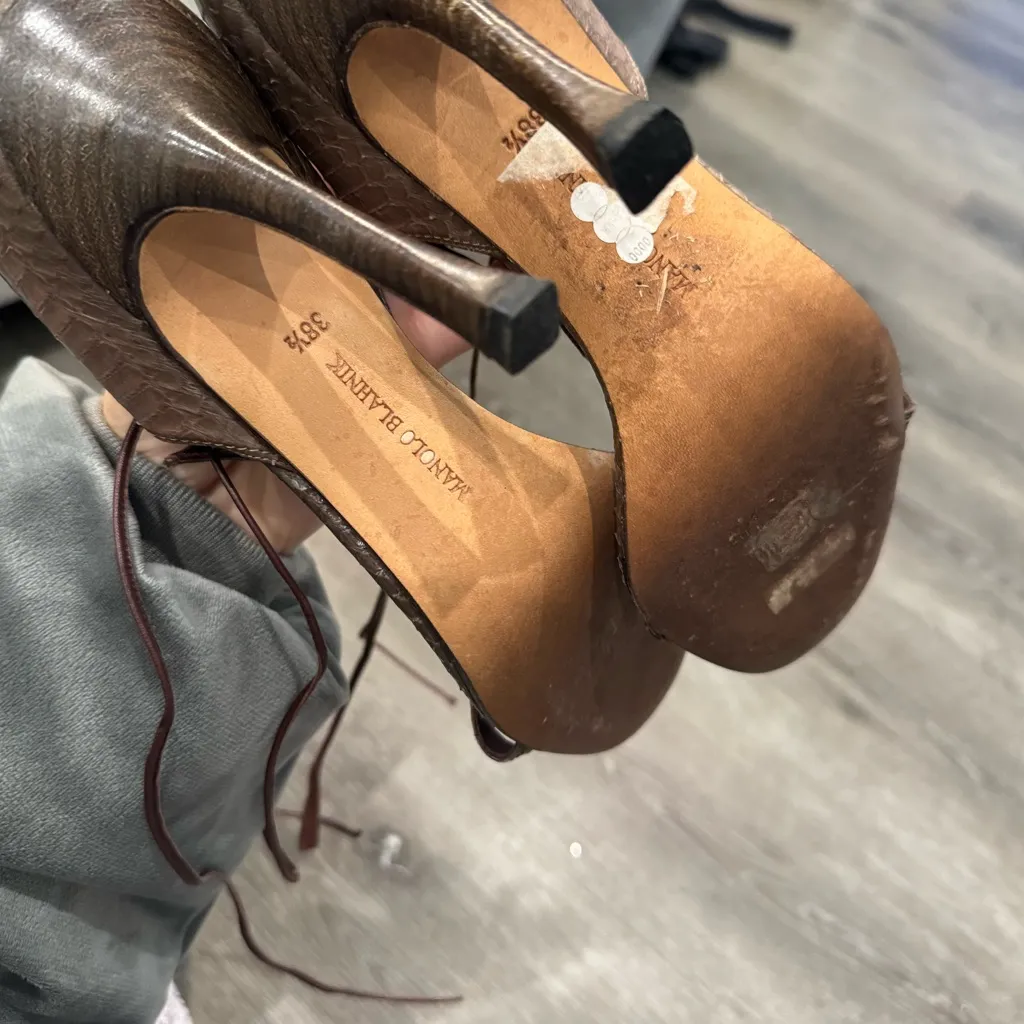 Manolo Blahnik Croc-Embossed Brown Heels - Image 5