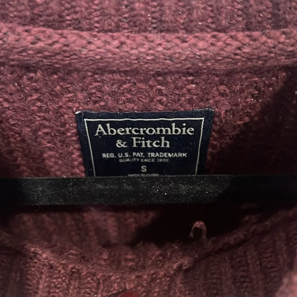 Abercrombie & Fitch women’s oversized burgundy sweater - Image 2