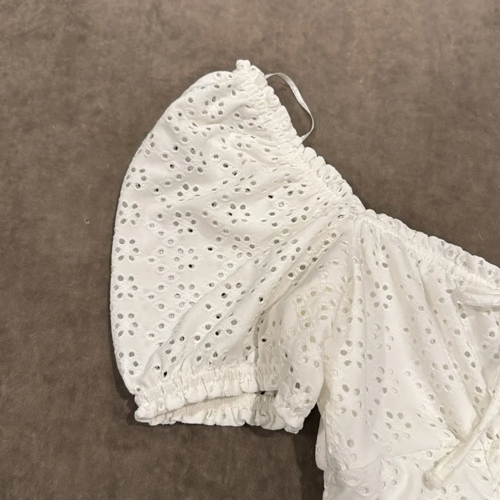 eyelet ruched dress. Lined. Puff sleeves. Color- white. Size- XS - Image 4