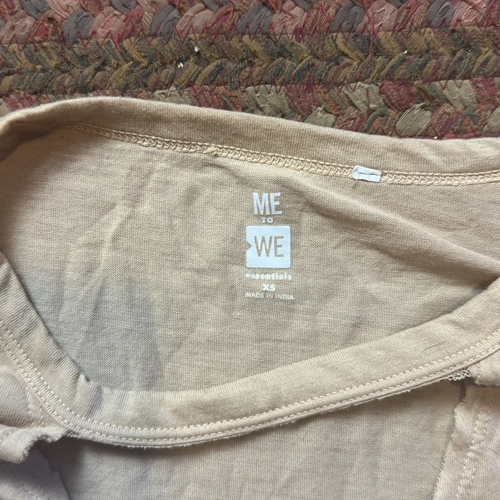 ME TO WE ESSENTIALS TAN V NECK CUT OUT CROP TEE - Image 3