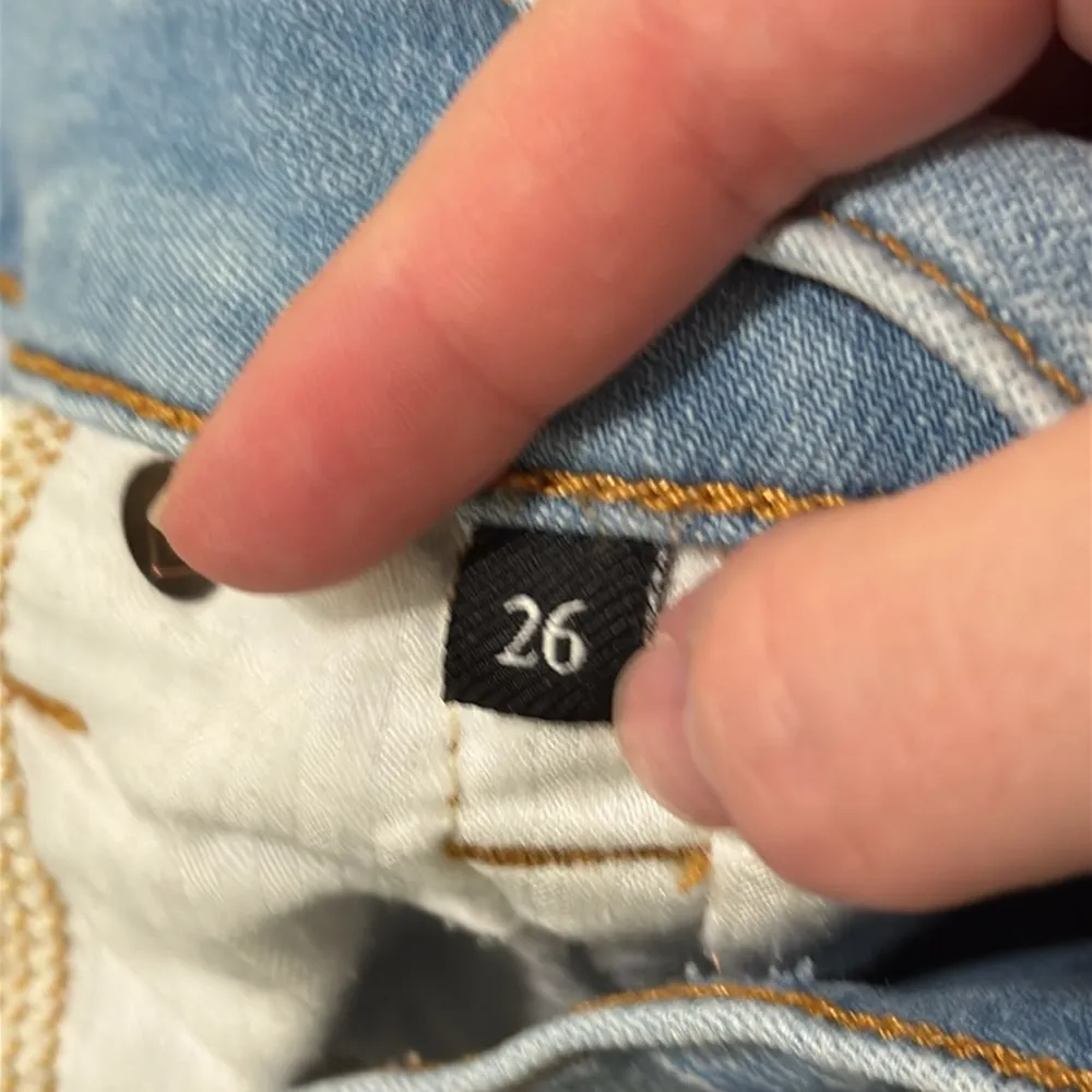 7 For All Mankind Women's light wash Denim Mid Roll Shorts Size 26 - Image 13