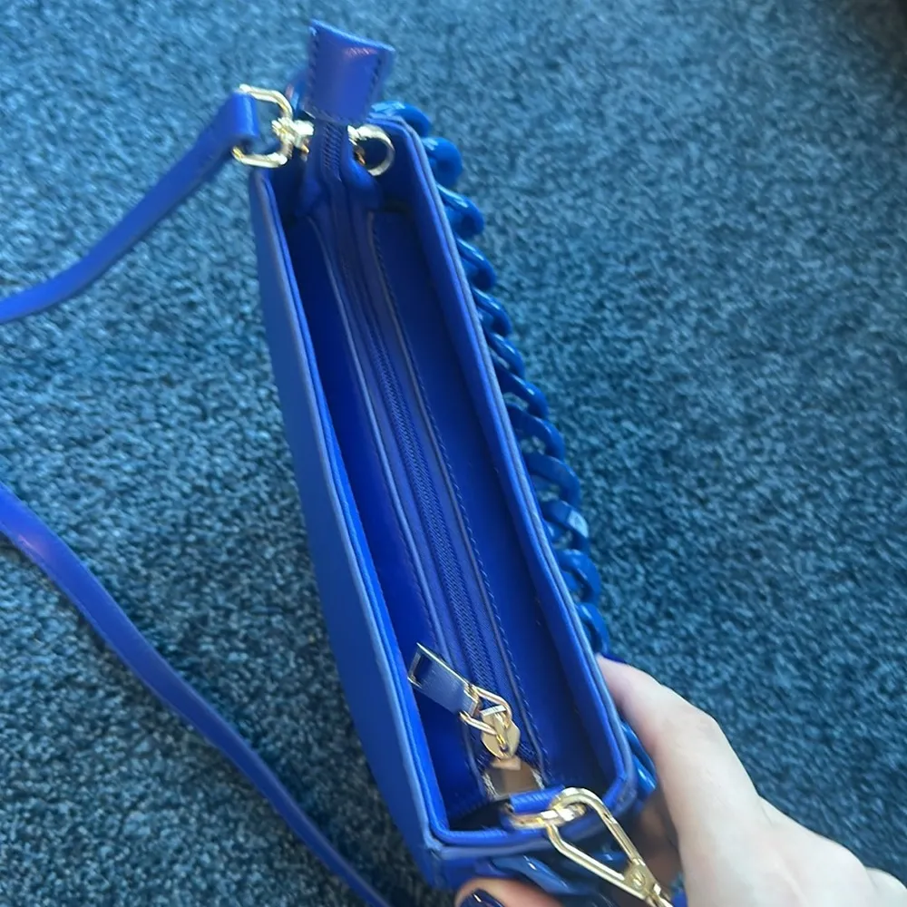 Blue purse with blue chain detailing - Image 6