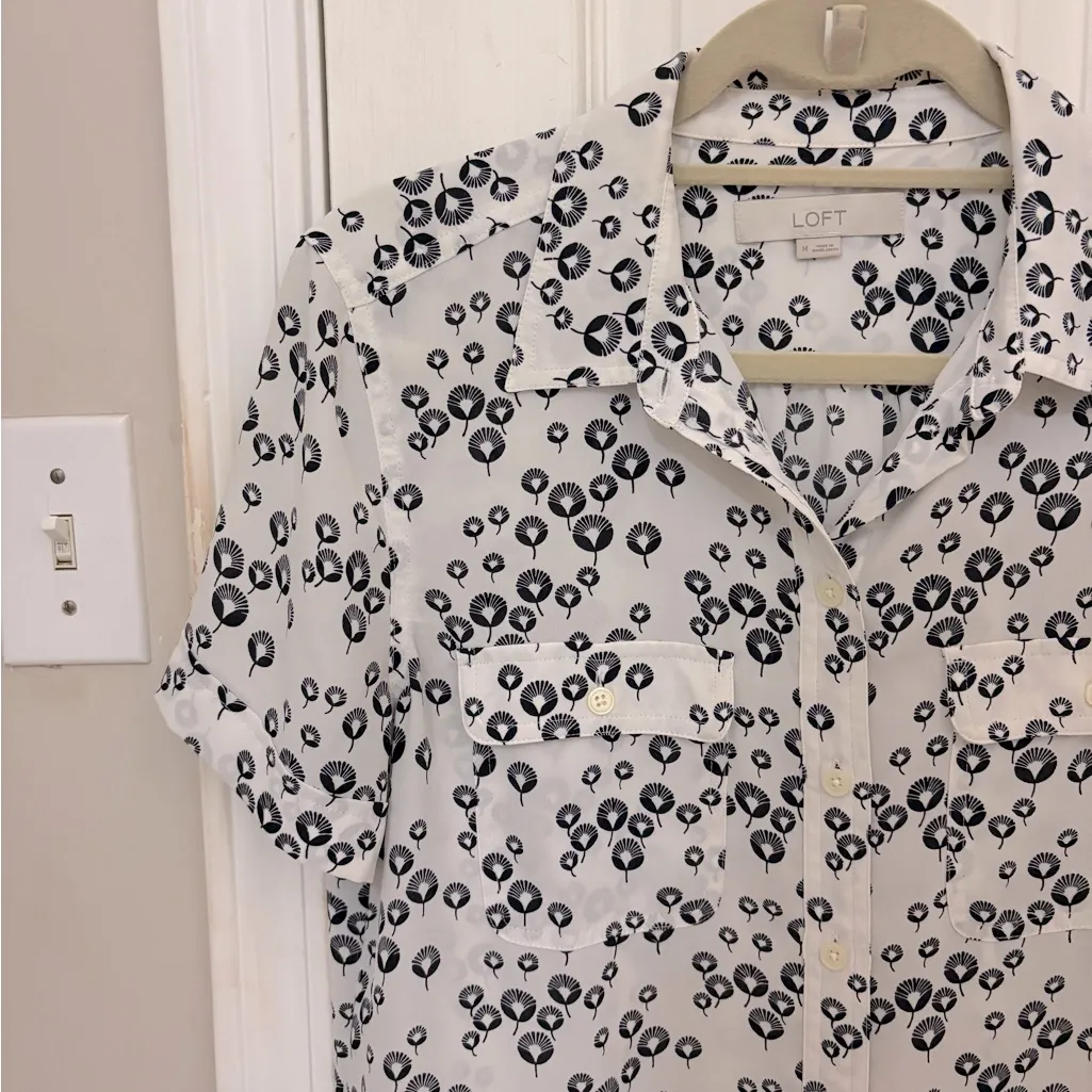LOFT Women’s Short Sleeve Collared Floral Print Button Down in Black and White - Image 3