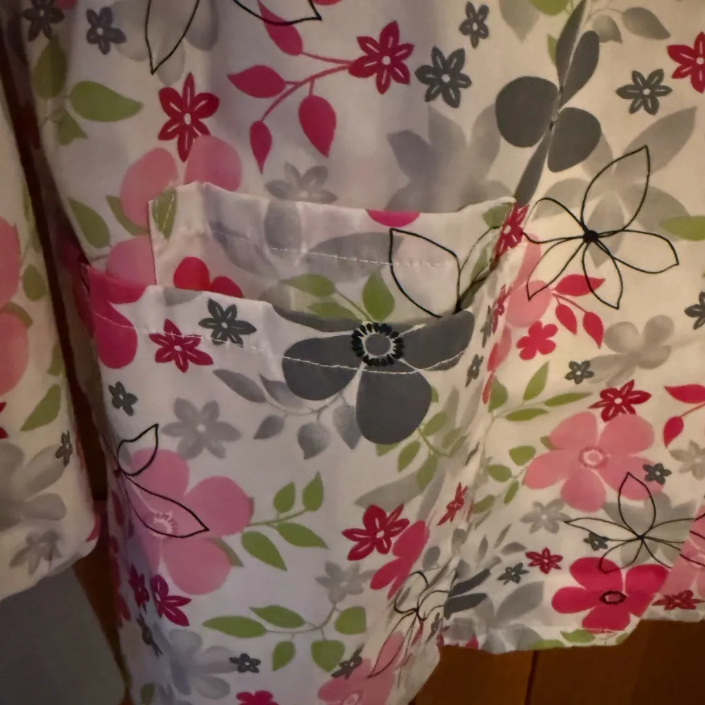 Scrub H.Q. Snap Front Floral Long Sleeve Light Weight Scrub Jacket Size Small White - Image 4