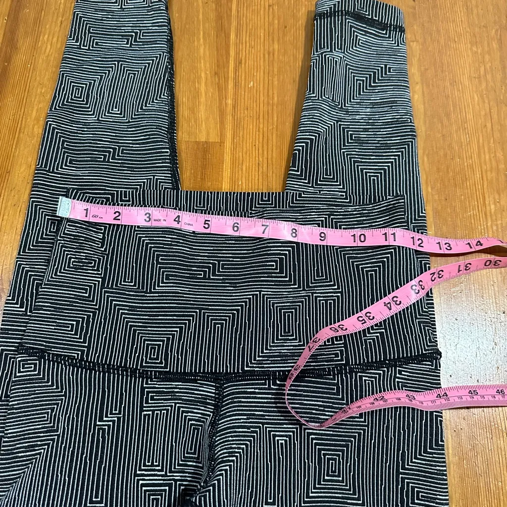lululemon athletica Black and White Patterned Leggings - Image 4