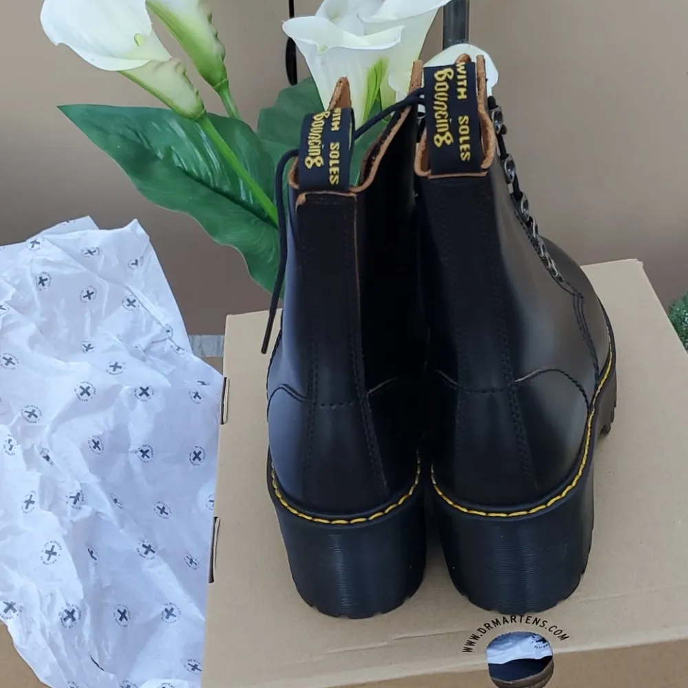 Dr martens 7 eye black leather heeled boot sz 6 - Image 8