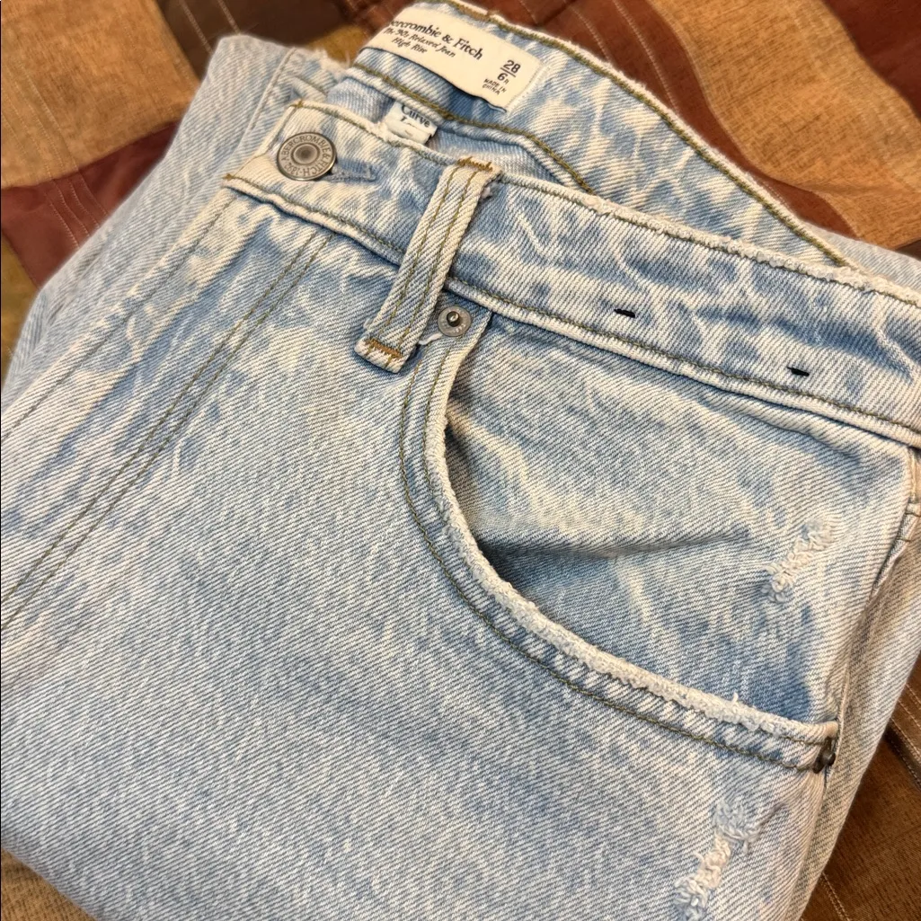 Abercrombie & Fitch Curve Love 90s Relaxed Light Wash Denim Jeans - Image 4